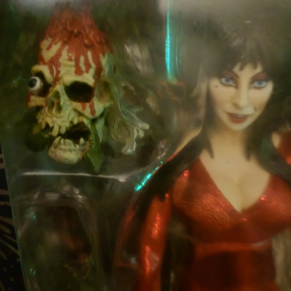 Elvira Mistress of the Dark RED, FIGHT AND BOO action figure!!! - Picture 2 of 5